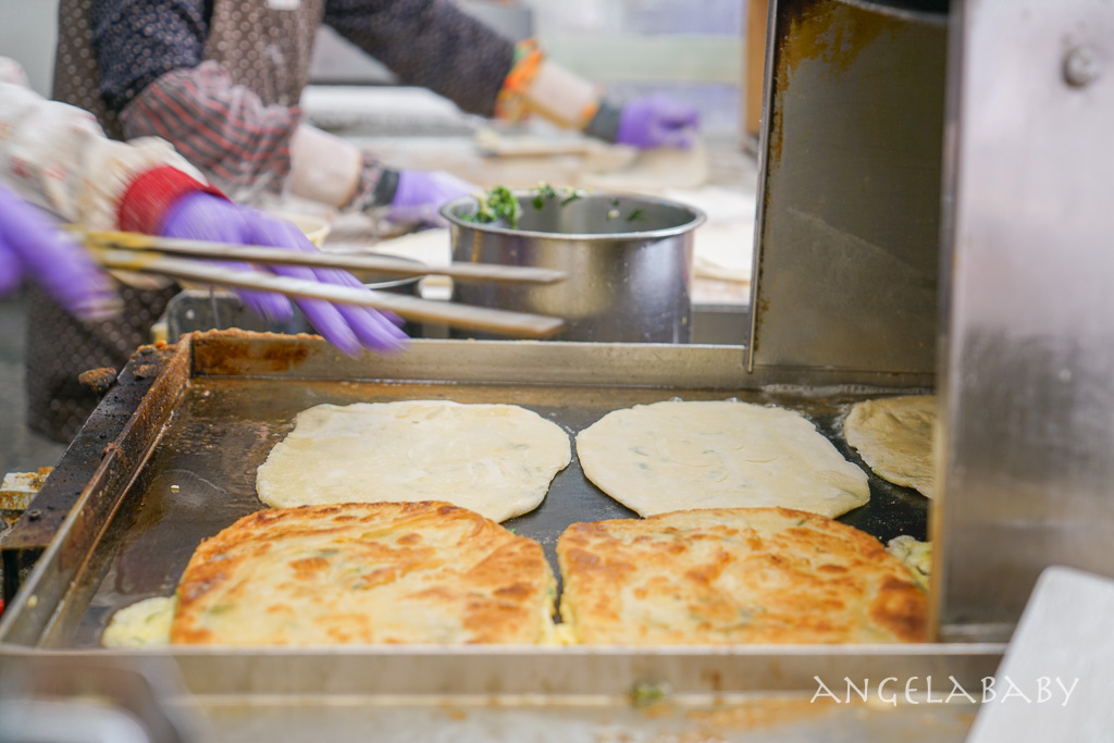 三重酥皮蛋餅『上海蛋餅豆漿大王』手工揉麵的厚酥蛋餅、菜寮站美食 @梅格(Angelababy)享樂日記