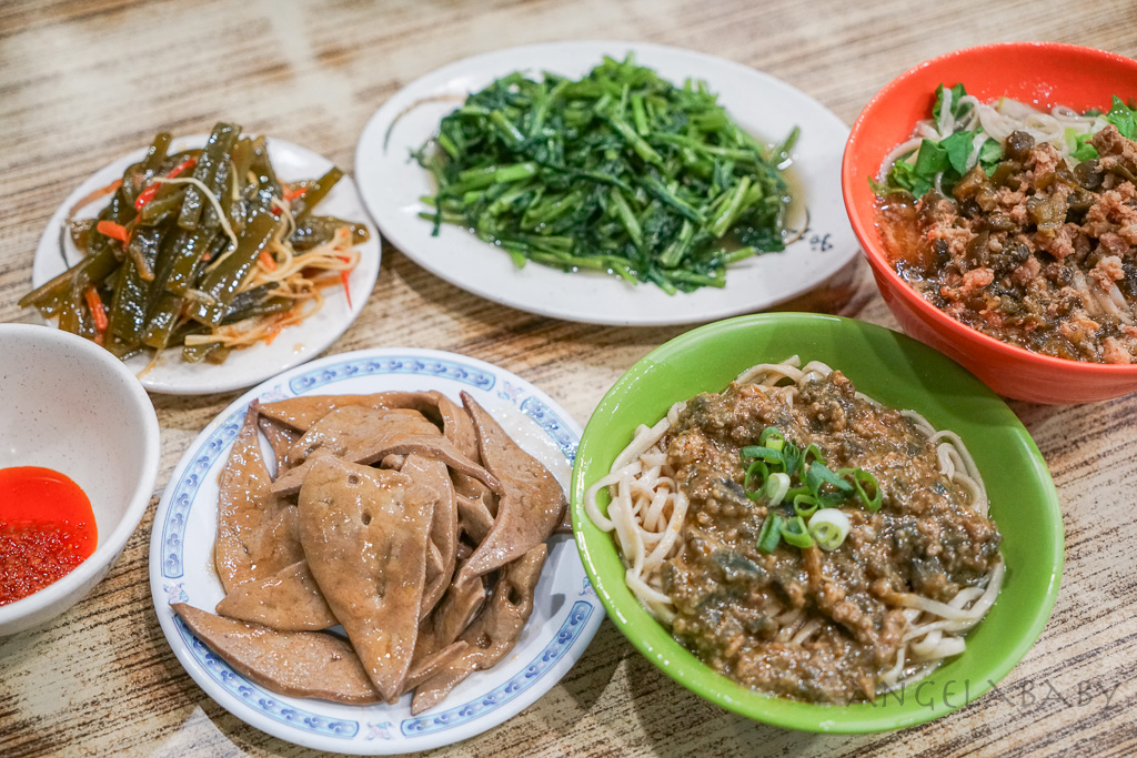 三峽美食『海爺四號乾麵』紅油皮蛋麵、麻瓜乾麵都好吃！三峽老街美食 @梅格(Angelababy)享樂日記