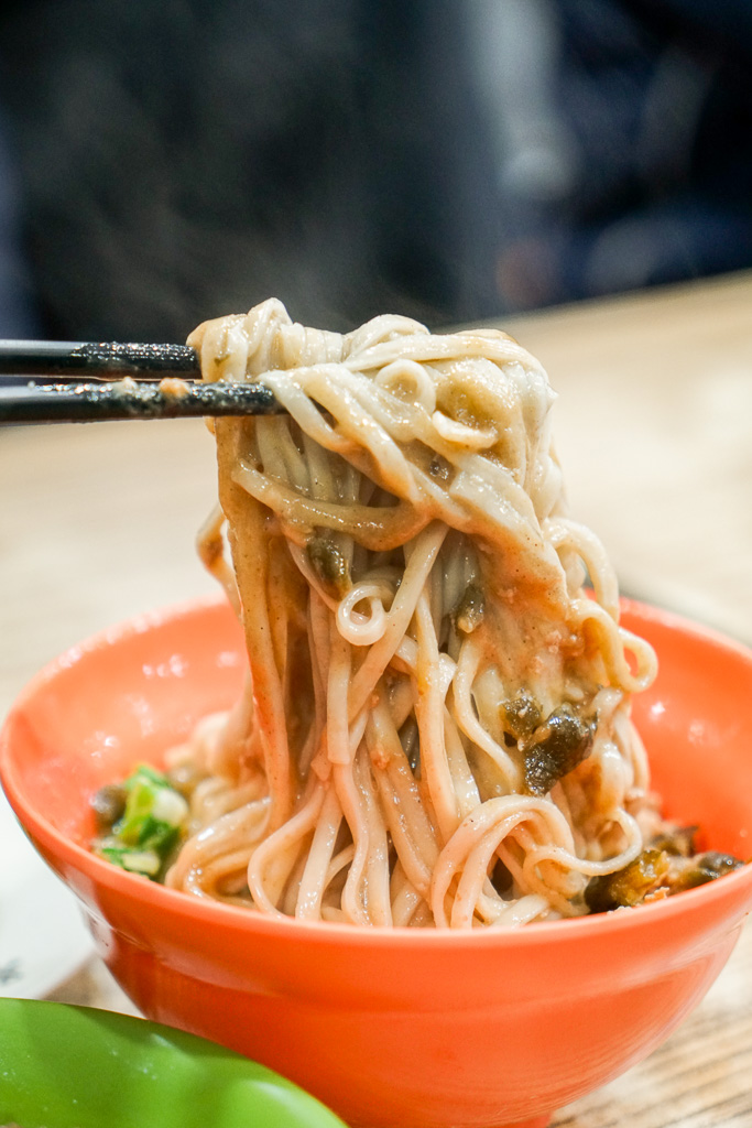 三峽美食『海爺四號乾麵』紅油皮蛋麵、麻瓜乾麵都好吃！三峽老街美食 @梅格(Angelababy)享樂日記