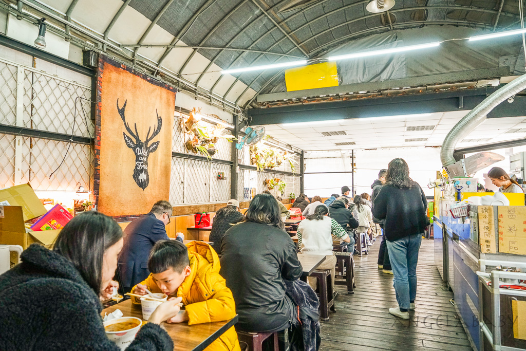 板橋鐵皮屋臭豆腐『區運臭豆腐 肉圓』深丘大腸蚵仔麵線旁美食 @梅格(Angelababy)享樂日記