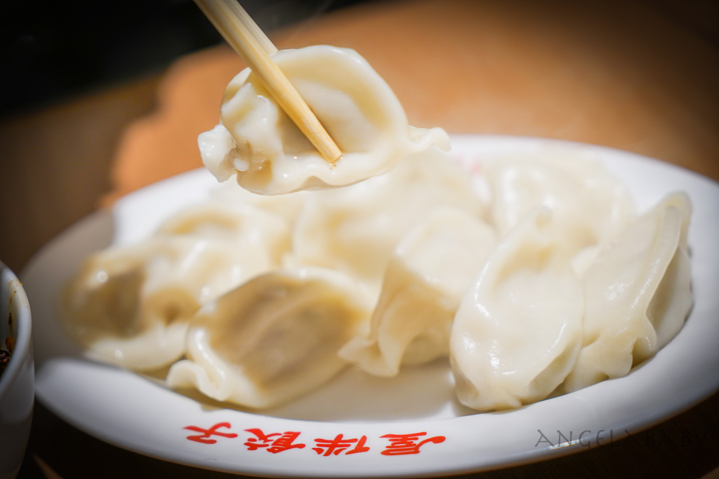 士林美食『屋伴餃子』菜單、台北隱藏版皮蛋肉末辣伴麵、日式煎餃 @梅格(Angelababy)享樂日記