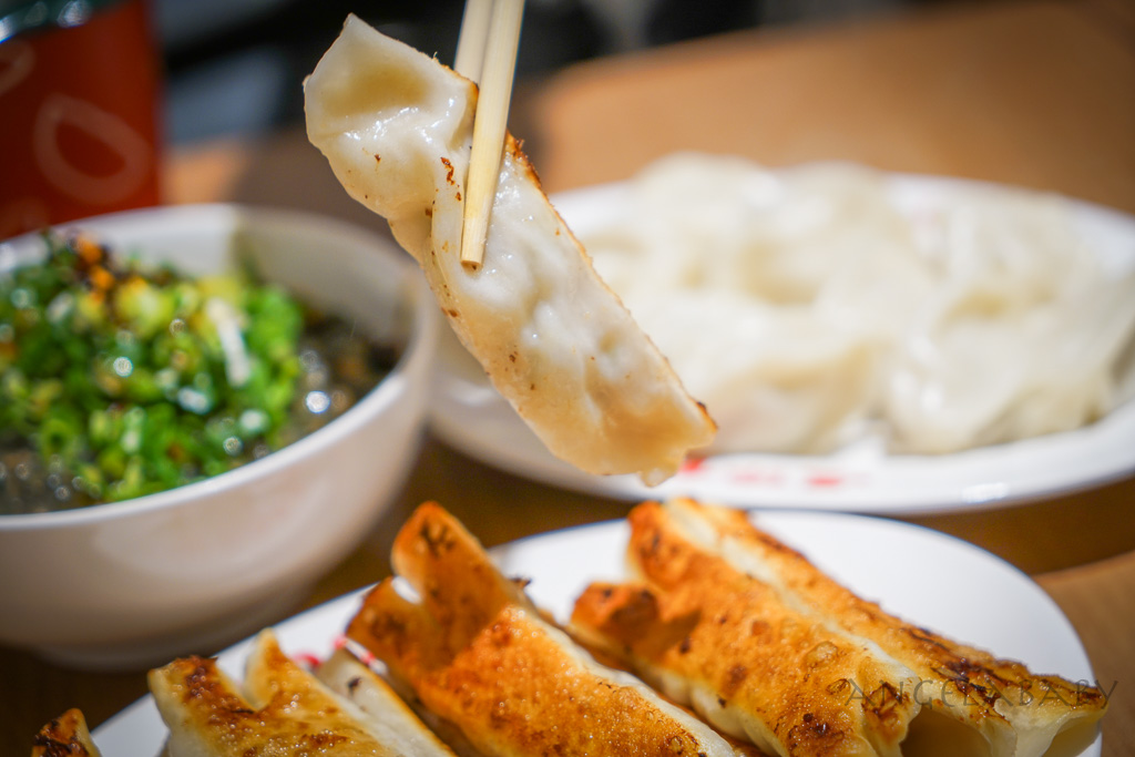 士林美食『屋伴餃子』菜單、台北隱藏版皮蛋肉末辣伴麵、日式煎餃 @梅格(Angelababy)享樂日記