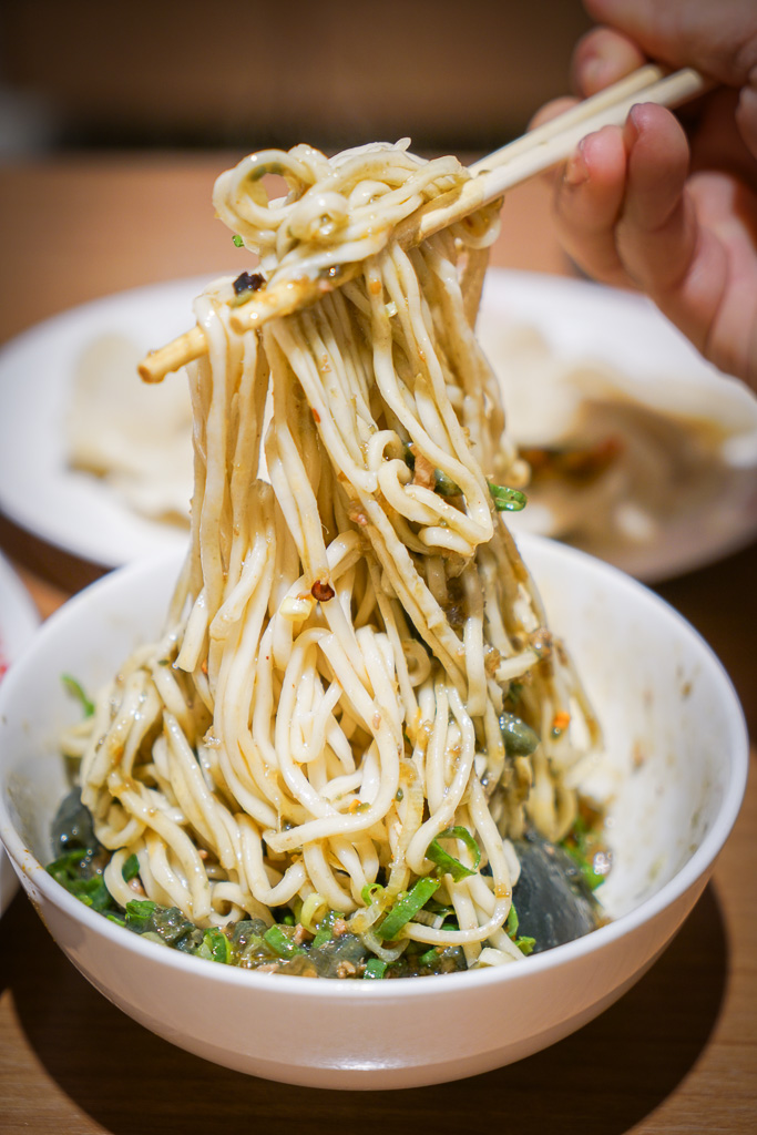 士林美食『屋伴餃子』菜單、台北隱藏版皮蛋肉末辣伴麵、日式煎餃 @梅格(Angelababy)享樂日記