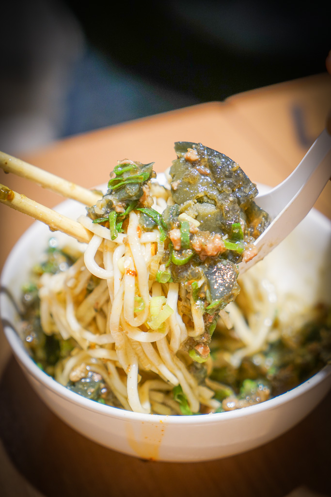 士林美食『屋伴餃子』菜單、台北隱藏版皮蛋肉末辣伴麵、日式煎餃 @梅格(Angelababy)享樂日記