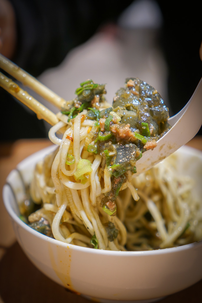 士林美食『屋伴餃子』菜單、台北隱藏版皮蛋肉末辣伴麵、日式煎餃 @梅格(Angelababy)享樂日記