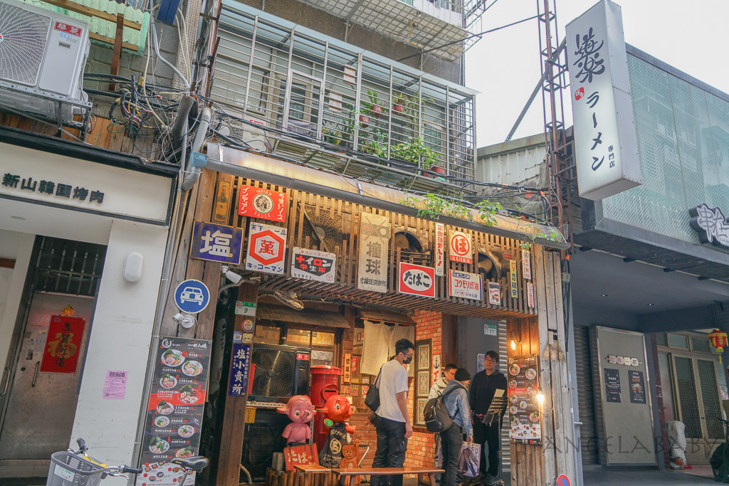 士林美食『屋伴餃子』菜單、台北隱藏版皮蛋肉末辣伴麵、日式煎餃 @梅格(Angelababy)享樂日記