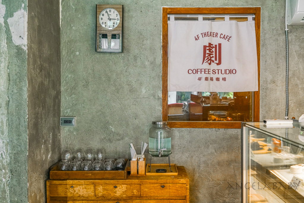 古亭站百年老宅咖啡『4F劇場咖啡古亭店Theater café』插座咖啡、鐵盒提拉米蘇、好吃巴斯克蛋糕 @梅格(Angelababy)享樂日記