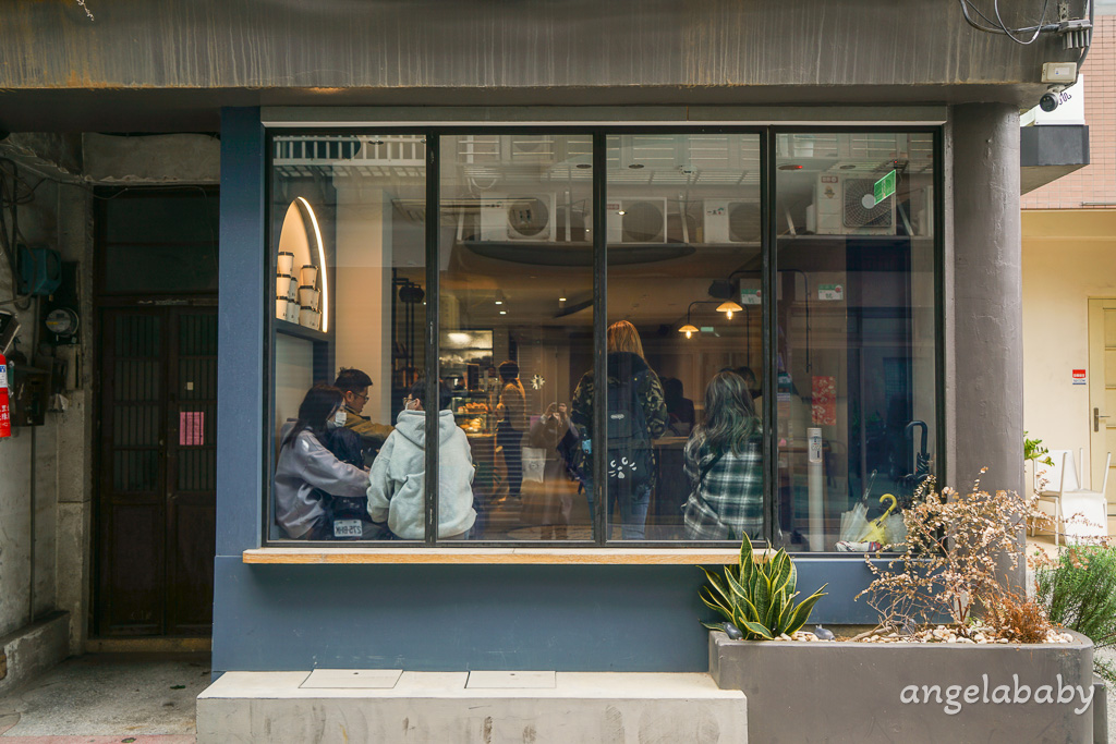 中山人氣早午餐『Supranormal Bakery Cafe 赤峰店』菜單、煙燻鮭魚酪梨吐司、熱辣蝦仁嫩蛋可頌都太強、好吃蛋塔 @梅格(Angelababy)享樂日記