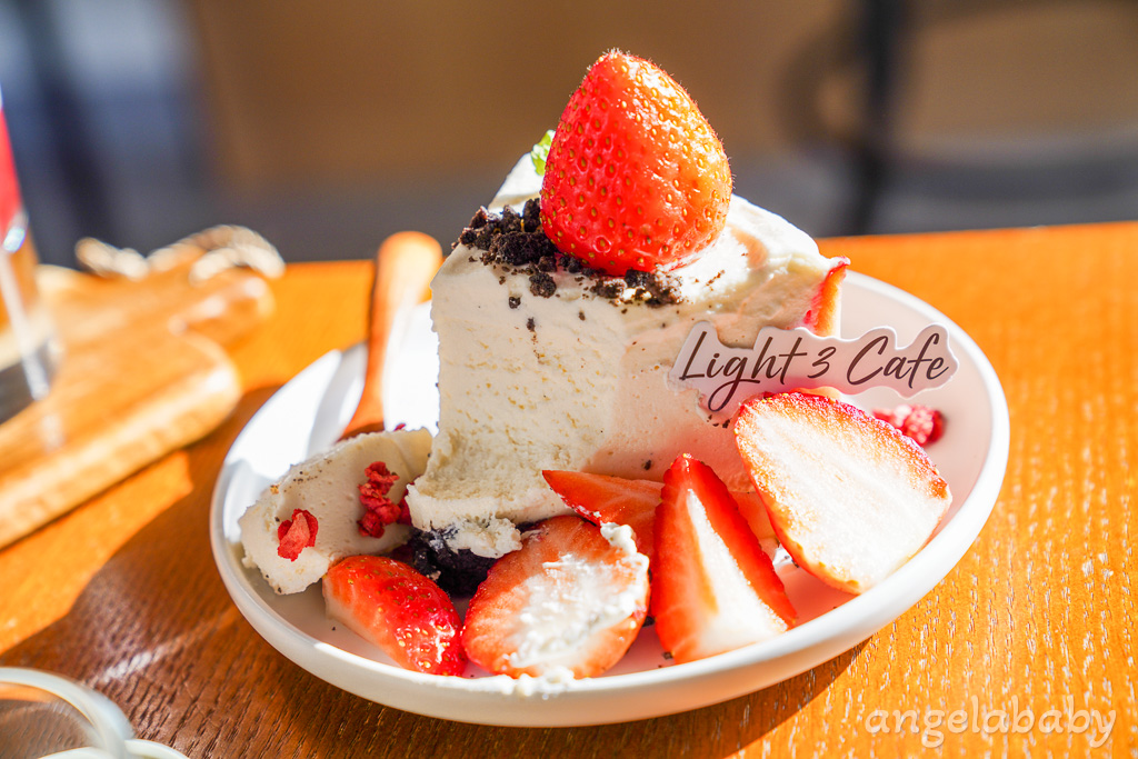 高雄好吃蛋糕『LIGHT 3 CAFE 亮三咖啡』不接受訂位採現場候位、好吃草莓蛋糕 @梅格(Angelababy)享樂日記