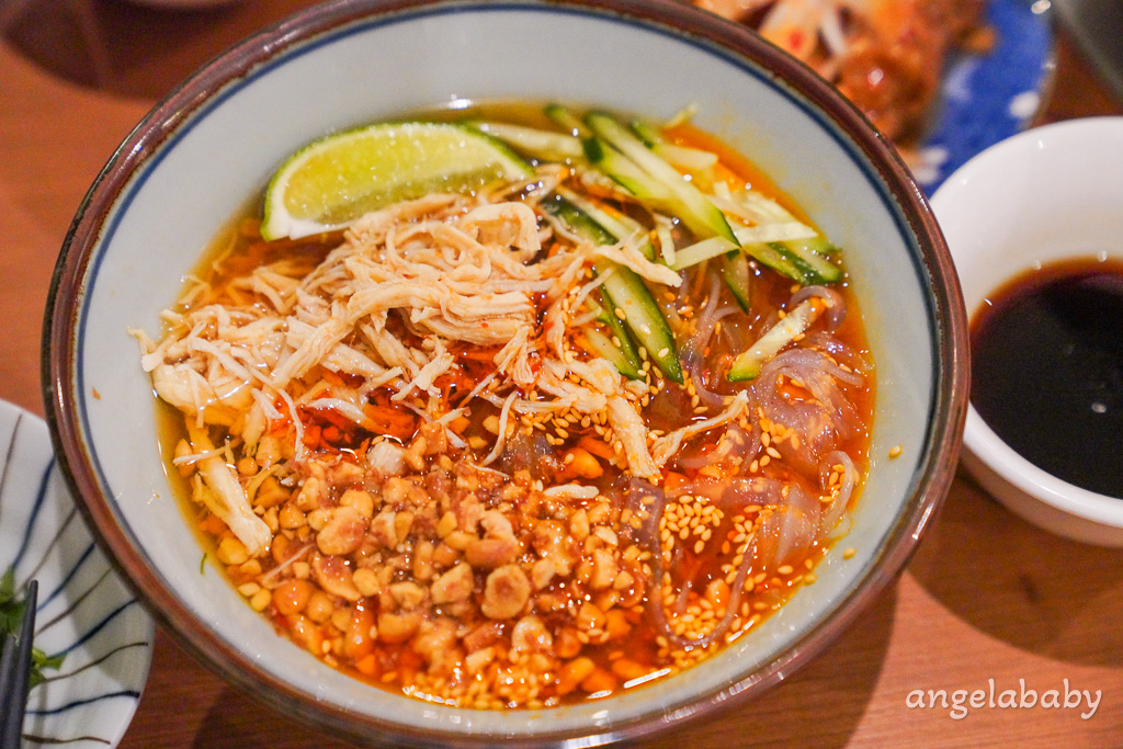 苗栗美食｜日式老洋宅改建火鍋『貢鍋共鍋麻辣火鍋店-苗栗火鍋店』菜單、訂位、客家胡椒豬肚雞鍋 @梅格(Angelababy)享樂日記