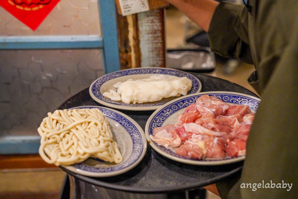 苗栗美食｜日式老洋宅改建火鍋『貢鍋共鍋麻辣火鍋店-苗栗火鍋店』菜單、訂位、客家胡椒豬肚雞鍋 @梅格(Angelababy)享樂日記