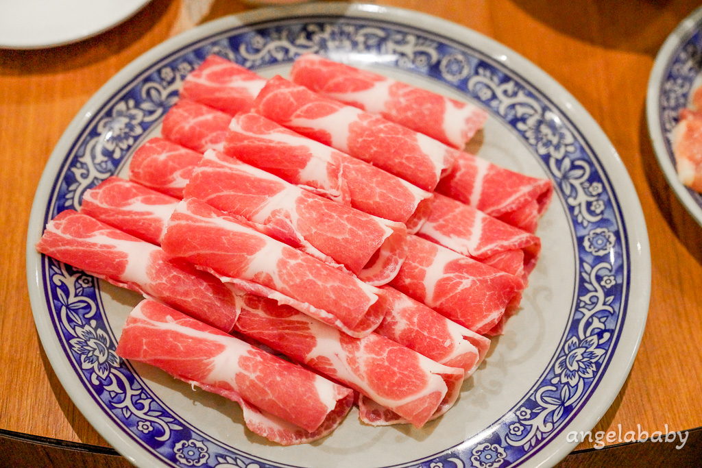 苗栗美食｜日式老洋宅改建火鍋『貢鍋共鍋麻辣火鍋店-苗栗火鍋店』菜單、訂位、客家胡椒豬肚雞鍋 @梅格(Angelababy)享樂日記