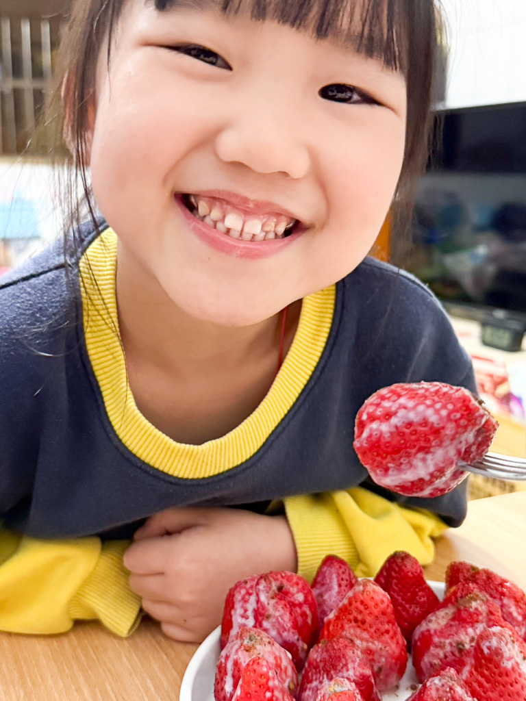 大湖採草莓『棋琦牛奶草莓園』超大顆香甜美肌草莓、免費停車場、土耕草莓、高架草莓 @梅格(Angelababy)享樂日記