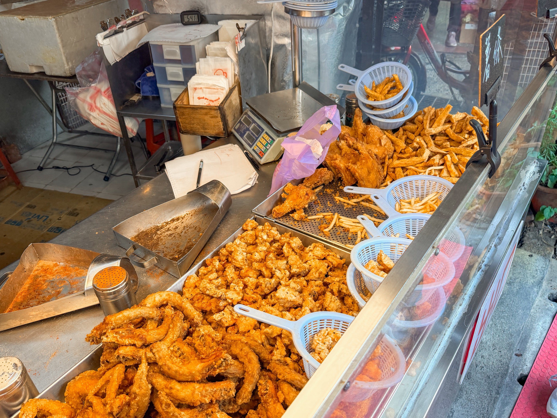 新莊美食｜排隊無盡頭的無名炸雞、台北雞排35塊哪裡找『福壽街 無名鹹酥雞』價格 @梅格(Angelababy)享樂日記