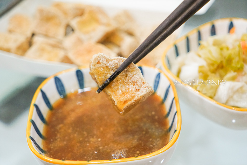 新莊美食『中港蚵仔麵線』在地30年爆料大腸蚵仔麵線、一口酥臭豆腐 @梅格(Angelababy)享樂日記