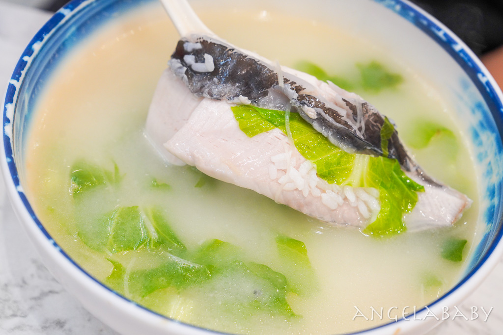 西門町美食『滿塘無刺虱目魚』超好吃乳白湯頭虱目魚粥、脆皮蚵仔煎 @梅格(Angelababy)享樂日記