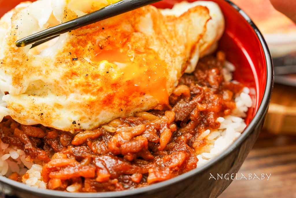 中秋烤肉禮盒『鬍鬚張』石板鹹豬肉、鮮蒜香腸都好吃、居家料理包囤貨冰箱、即時加熱超方便 @梅格(Angelababy)享樂日記