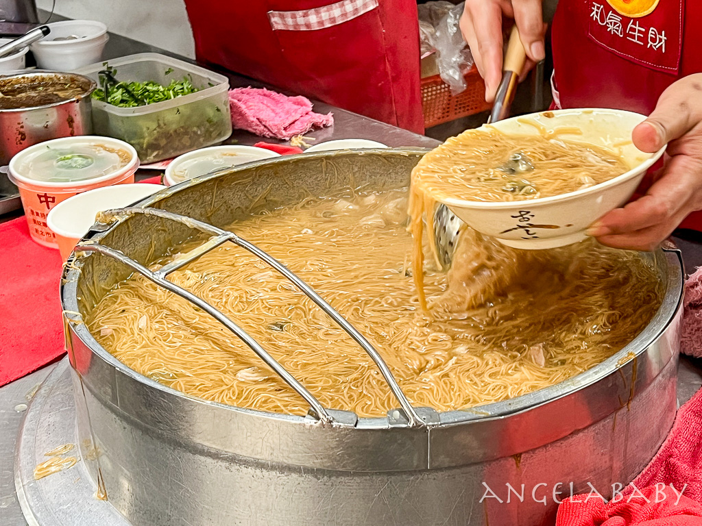 新莊美食『中港蚵仔麵線』在地30年爆料大腸蚵仔麵線、一口酥臭豆腐 @梅格(Angelababy)享樂日記