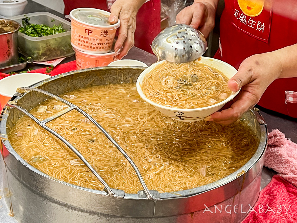 新莊美食『中港蚵仔麵線』在地30年爆料大腸蚵仔麵線、一口酥臭豆腐 @梅格(Angelababy)享樂日記