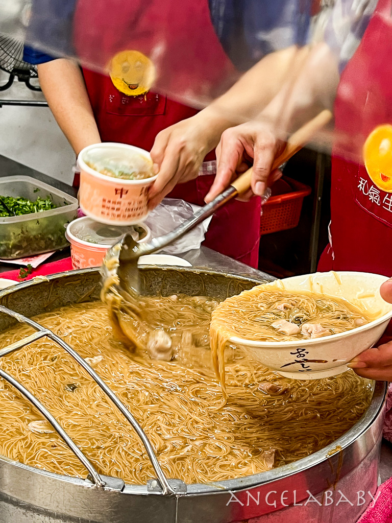 新莊美食『中港蚵仔麵線』在地30年爆料大腸蚵仔麵線、一口酥臭豆腐 @梅格(Angelababy)享樂日記