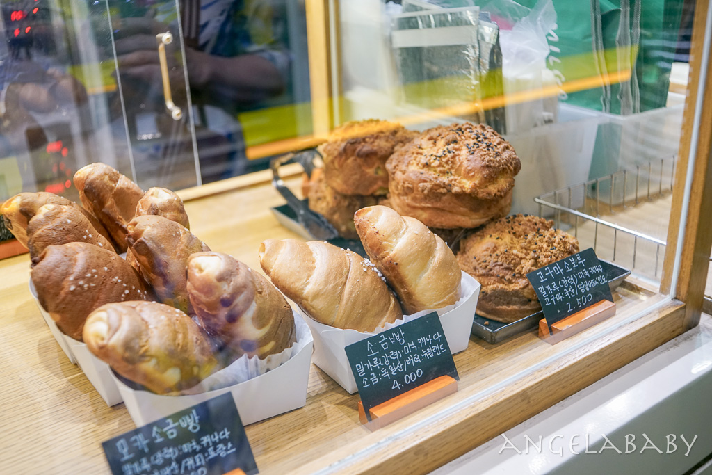 釜山南浦洞富平市場必吃『Mil Got (밀곳)』招牌黃豆奶油艾草麵包（奶油餡紅豆艾草糯米糕） @梅格(Angelababy)享樂日記
