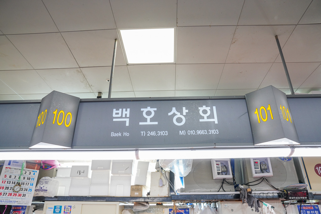 釜山札嘎其市場 (부산 자갈치시장)吃海鮮選第100攤、長腳蟹、鮑魚、帝王蟹、生章魚肥美新鮮招待超多 @梅格(Angelababy)享樂日記