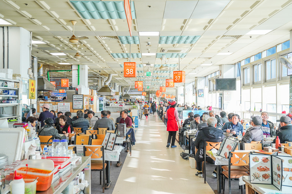 釜山札嘎其市場 (부산 자갈치시장)吃海鮮選第100攤、長腳蟹、鮑魚、帝王蟹、生章魚肥美新鮮招待超多 @梅格(Angelababy)享樂日記