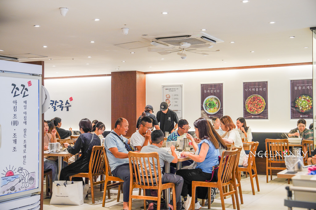 首爾聖水洞必吃排隊美食『Jojo刀削麵조조칼국』滿版蛤蠣刀削麵、海鮮蔥餅 @梅格(Angelababy)享樂日記