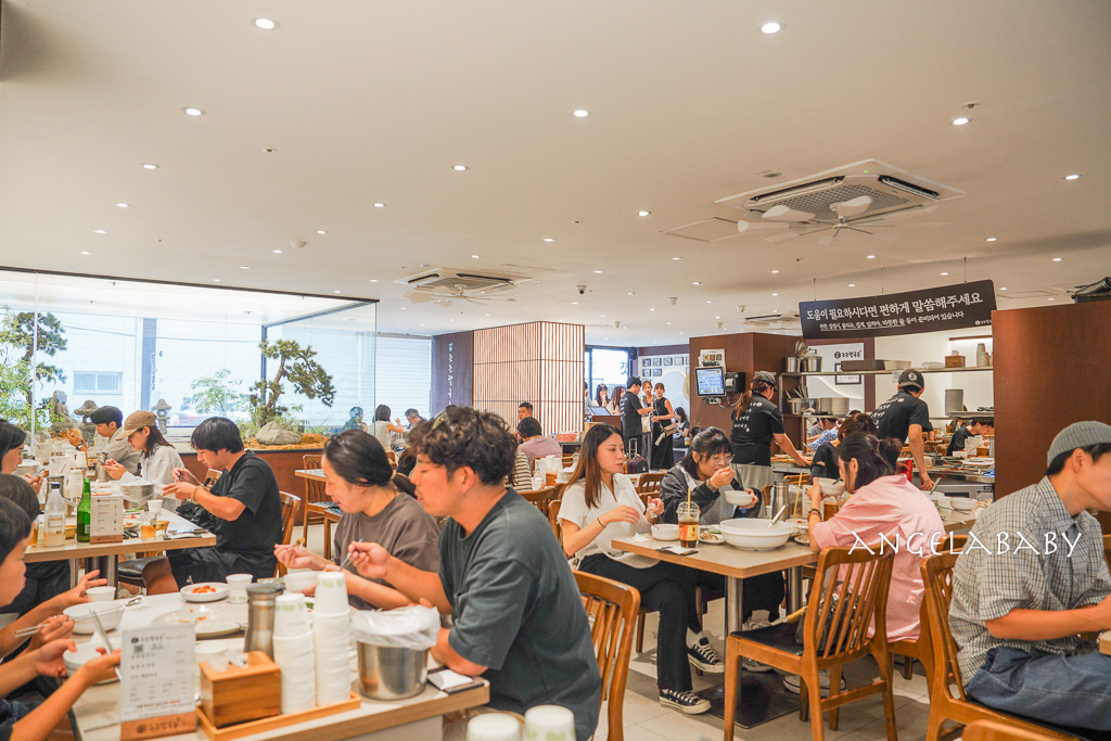 首爾聖水洞必吃排隊美食『Jojo刀削麵조조칼국』滿版蛤蠣刀削麵、海鮮蔥餅 @梅格(Angelababy)享樂日記