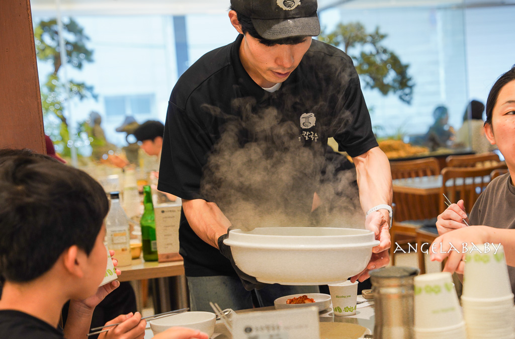 首爾聖水洞必吃排隊美食『Jojo刀削麵조조칼국』滿版蛤蠣刀削麵、海鮮蔥餅 @梅格(Angelababy)享樂日記