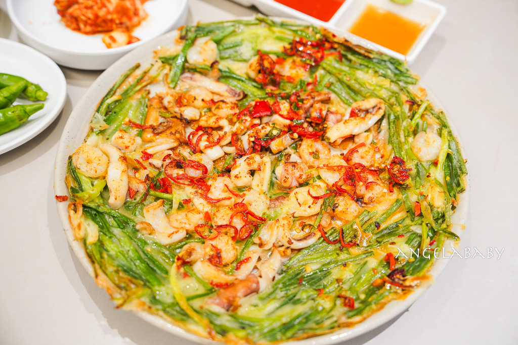 首爾聖水洞必吃排隊美食『Jojo刀削麵조조칼국』滿版蛤蠣刀削麵、海鮮蔥餅 @梅格(Angelababy)享樂日記