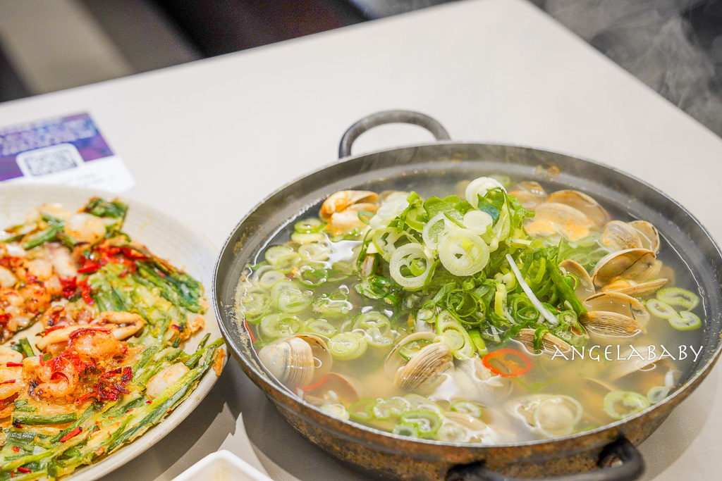 首爾聖水洞必吃排隊美食『Jojo刀削麵조조칼국』滿版蛤蠣刀削麵、海鮮蔥餅 @梅格(Angelababy)享樂日記