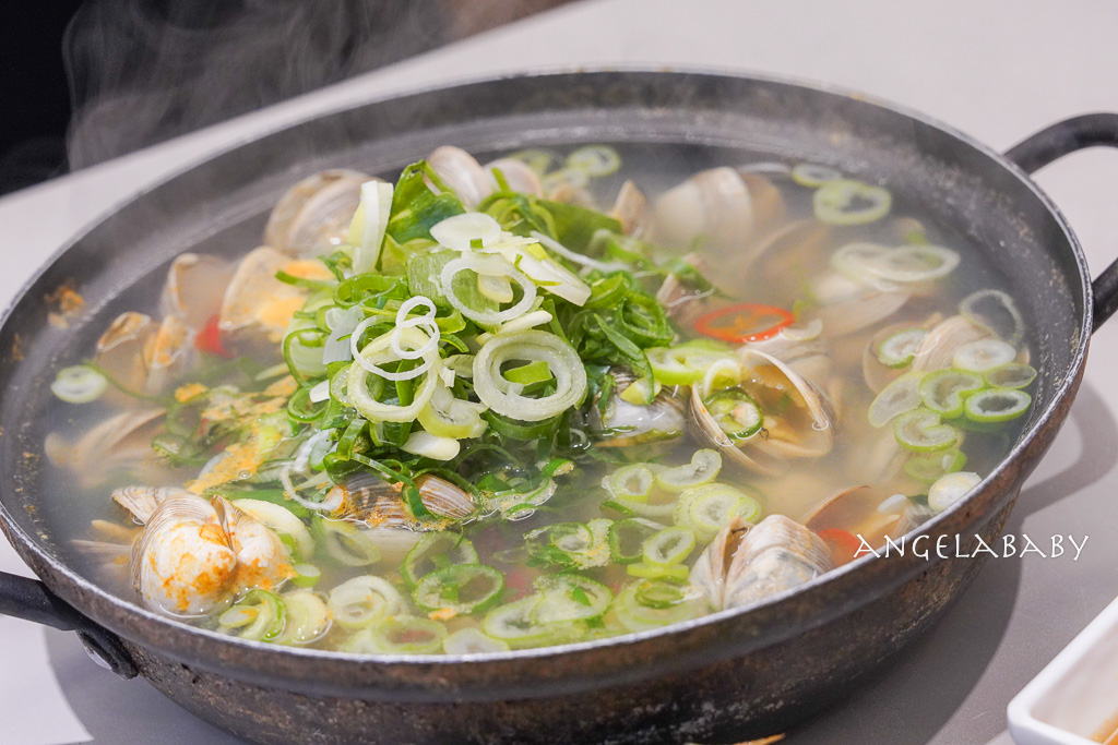 首爾聖水洞必吃排隊美食『Jojo刀削麵조조칼국』滿版蛤蠣刀削麵、海鮮蔥餅 @梅格(Angelababy)享樂日記