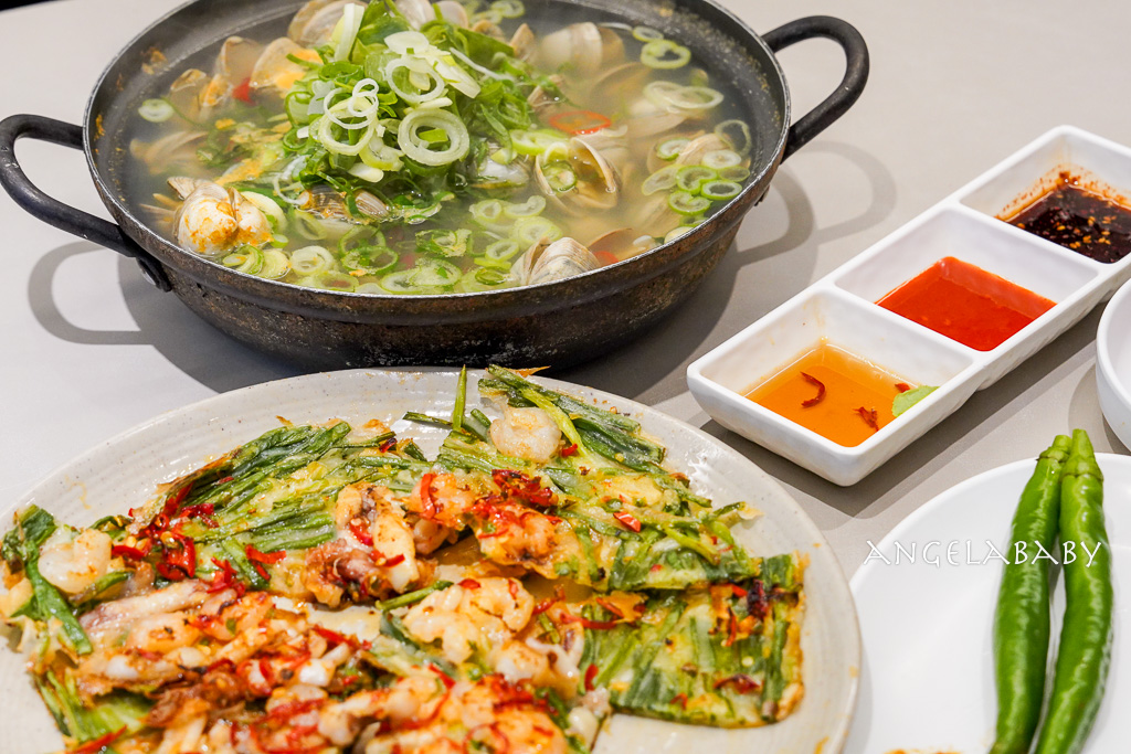 首爾聖水洞必吃排隊美食『Jojo刀削麵조조칼국』滿版蛤蠣刀削麵、海鮮蔥餅 @梅格(Angelababy)享樂日記