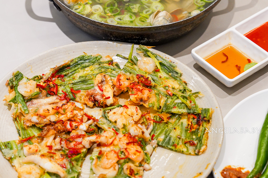 首爾聖水洞必吃排隊美食『Jojo刀削麵조조칼국』滿版蛤蠣刀削麵、海鮮蔥餅 @梅格(Angelababy)享樂日記