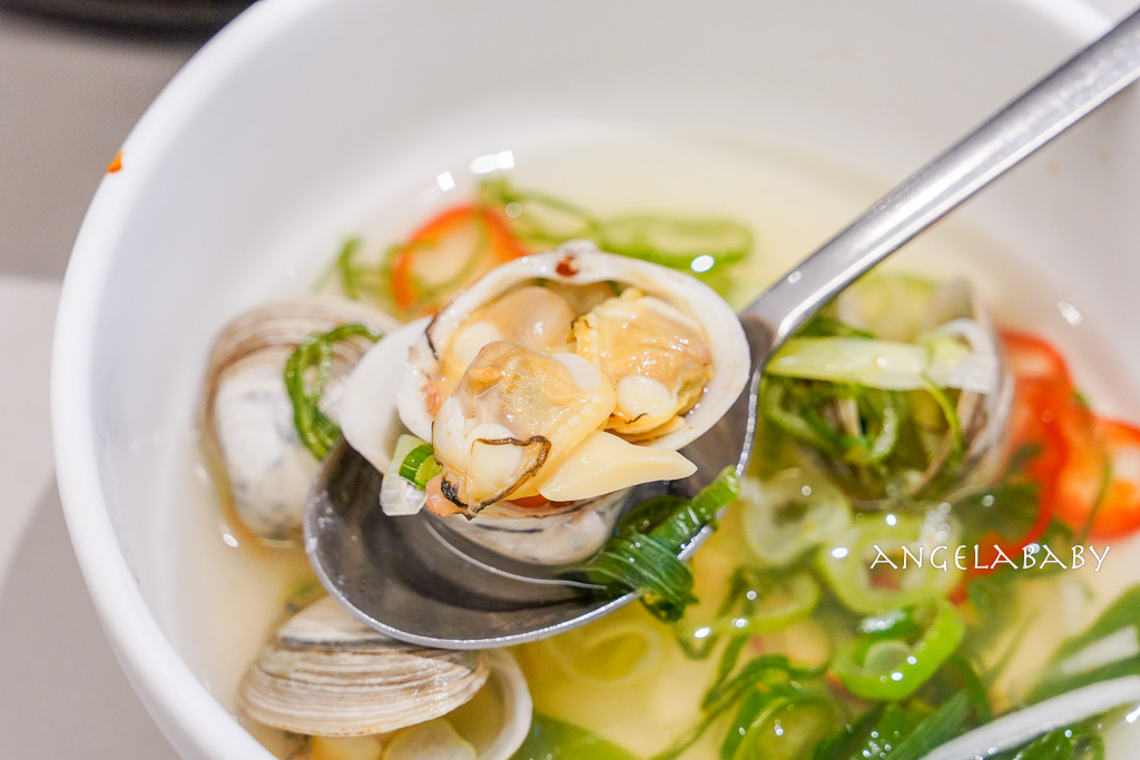 首爾聖水洞必吃排隊美食『Jojo刀削麵조조칼국』滿版蛤蠣刀削麵、海鮮蔥餅 @梅格(Angelababy)享樂日記
