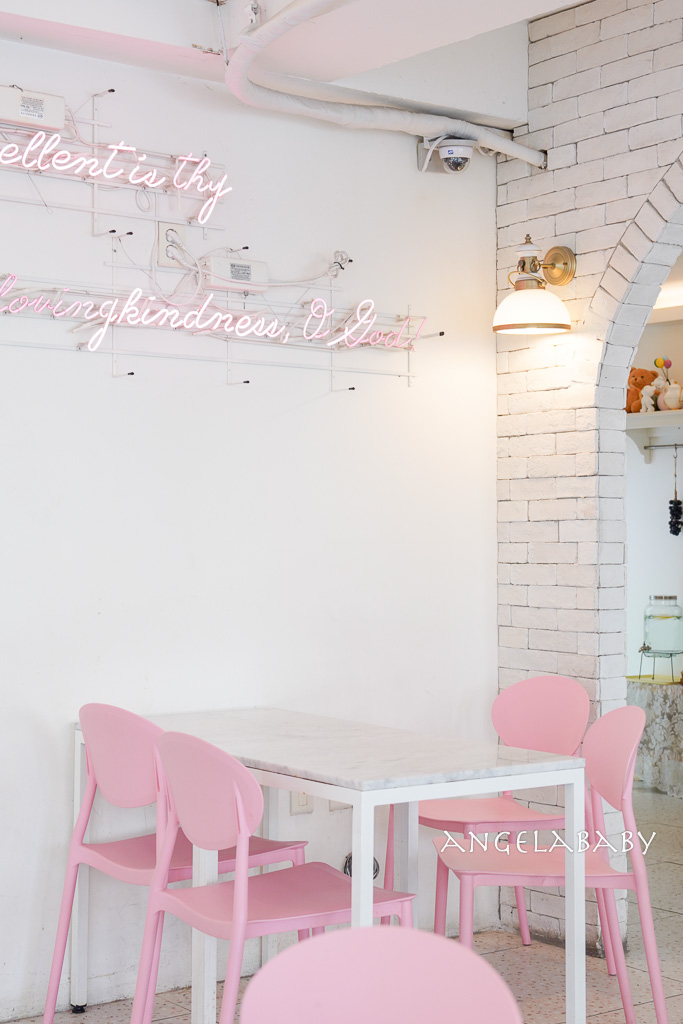 弘大咖啡甜點『라헬의부엌 홍대점』Rachel&#8217;s Kitchen 弘大店 空氣感舒芙蕾、草莓聖代、輕食早午餐 @梅格(Angelababy)享樂日記