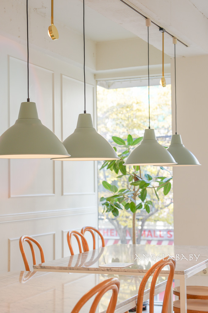 弘大咖啡甜點『라헬의부엌 홍대점』Rachel&#8217;s Kitchen 弘大店 空氣感舒芙蕾、草莓聖代、輕食早午餐 @梅格(Angelababy)享樂日記