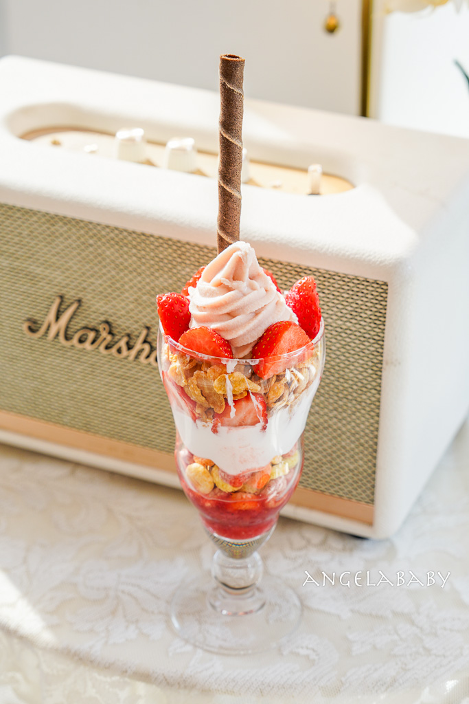 弘大咖啡甜點『라헬의부엌 홍대점』Rachel&#8217;s Kitchen 弘大店 空氣感舒芙蕾、草莓聖代、輕食早午餐 @梅格(Angelababy)享樂日記