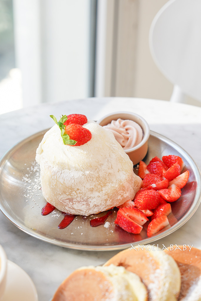 弘大咖啡甜點『라헬의부엌 홍대점』Rachel&#8217;s Kitchen 弘大店 空氣感舒芙蕾、草莓聖代、輕食早午餐 @梅格(Angelababy)享樂日記