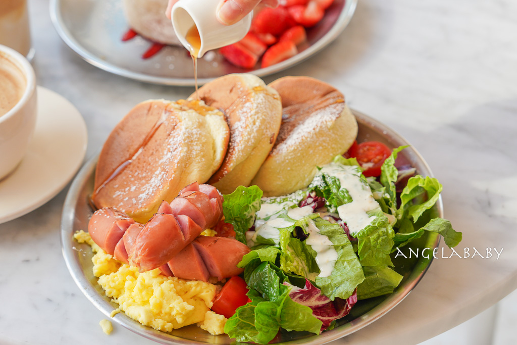 弘大咖啡甜點『라헬의부엌 홍대점』Rachel&#8217;s Kitchen 弘大店 空氣感舒芙蕾、草莓聖代、輕食早午餐 @梅格(Angelababy)享樂日記