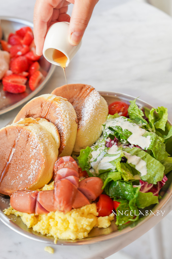 弘大咖啡甜點『라헬의부엌 홍대점』Rachel&#8217;s Kitchen 弘大店 空氣感舒芙蕾、草莓聖代、輕食早午餐 @梅格(Angelababy)享樂日記