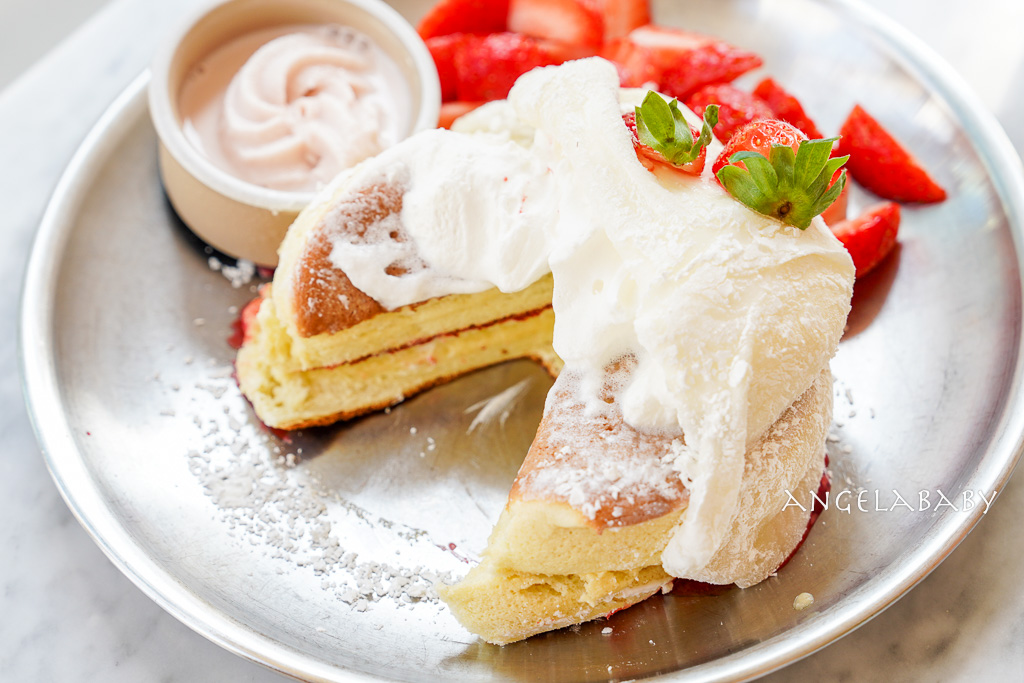 弘大咖啡甜點『라헬의부엌 홍대점』Rachel&#8217;s Kitchen 弘大店 空氣感舒芙蕾、草莓聖代、輕食早午餐 @梅格(Angelababy)享樂日記