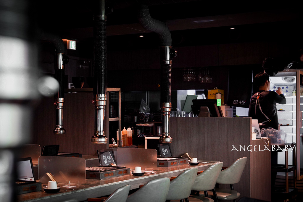 弘大頂級韓牛燒肉『牛肉Hwa弘益大學總店』嚴選『1++no9』韓牛，全程免動手、友善個人吃燒肉 @梅格(Angelababy)享樂日記