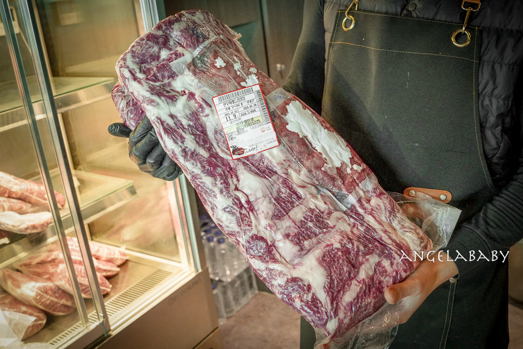 弘大頂級韓牛燒肉『牛肉Hwa弘益大學總店』嚴選『1++no9』韓牛，全程免動手、友善個人吃燒肉 @梅格(Angelababy)享樂日記