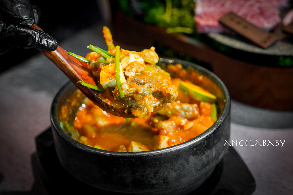 弘大頂級韓牛燒肉『牛肉Hwa弘益大學總店』嚴選『1++no9』韓牛，全程免動手、友善個人吃燒肉 @梅格(Angelababy)享樂日記