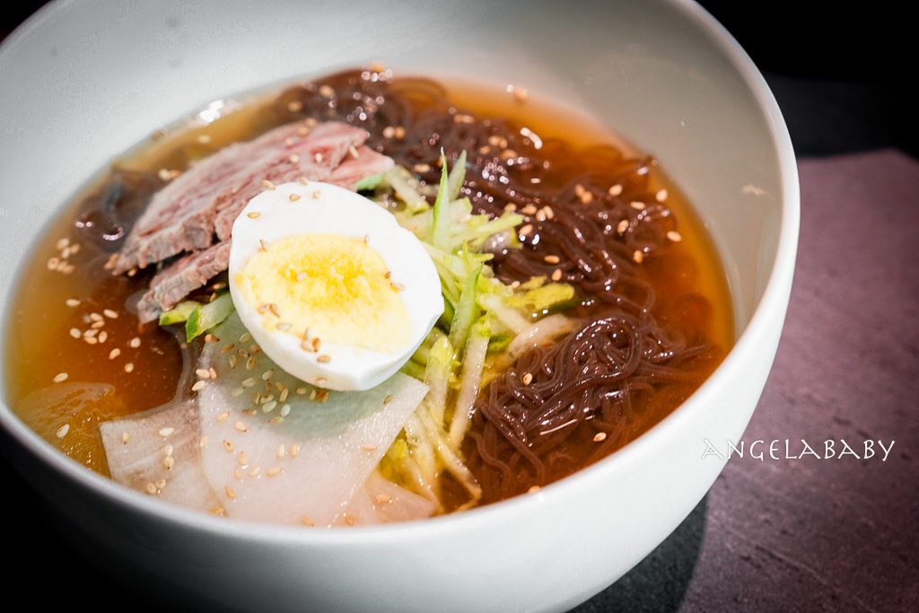 弘大頂級韓牛燒肉『牛肉Hwa弘益大學總店』嚴選『1++no9』韓牛，全程免動手、友善個人吃燒肉 @梅格(Angelababy)享樂日記