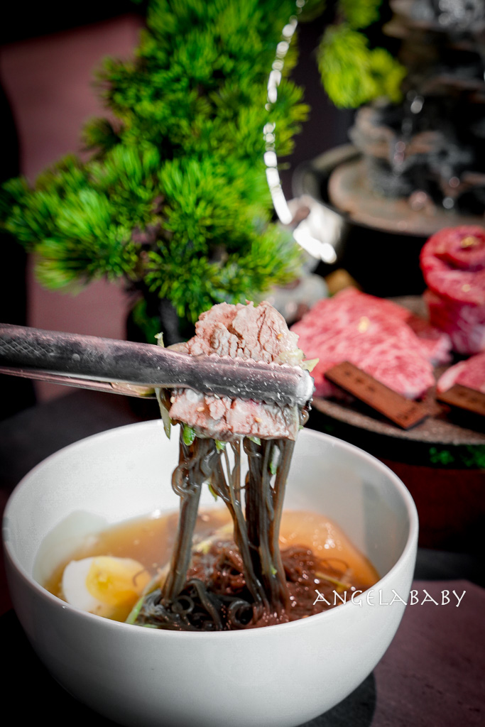 弘大頂級韓牛燒肉『牛肉Hwa弘益大學總店』嚴選『1++no9』韓牛，全程免動手、友善個人吃燒肉 @梅格(Angelababy)享樂日記