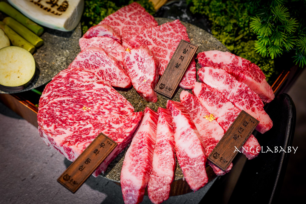 弘大頂級韓牛燒肉『牛肉Hwa弘益大學總店』嚴選『1++no9』韓牛，全程免動手、友善個人吃燒肉 @梅格(Angelababy)享樂日記