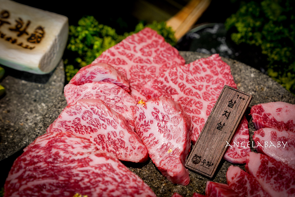 弘大頂級韓牛燒肉『牛肉Hwa弘益大學總店』嚴選『1++no9』韓牛，全程免動手、友善個人吃燒肉 @梅格(Angelababy)享樂日記